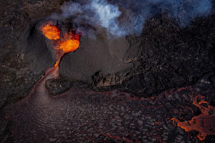 巖漿從心形火山口涌出