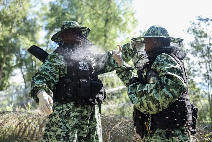 新疆阿勒泰民警在“蚊蟲(chóng)王國(guó)”巡邊