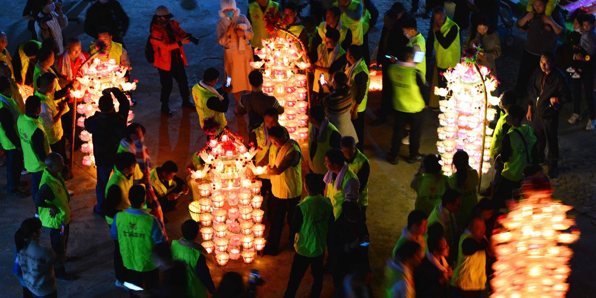 福建閩西：芷溪游花燈——“紙做燈、油點(diǎn)燈、紙包火”